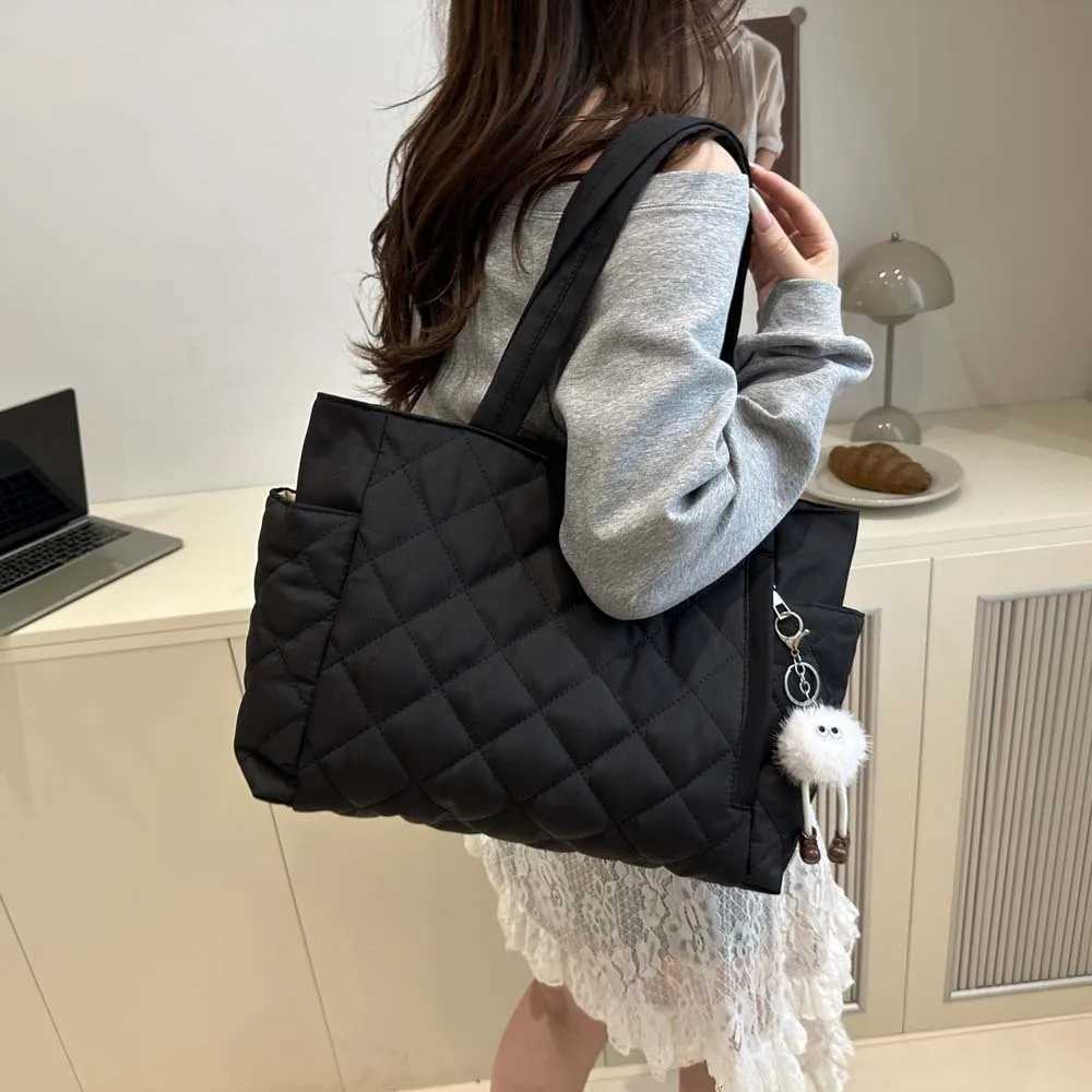 Fashionable Quilted Tote Bag with Cute Plush Bag Decoration Autumn Leisure Large Capacity Handbag Daily Commuting Shoulder BagT251215