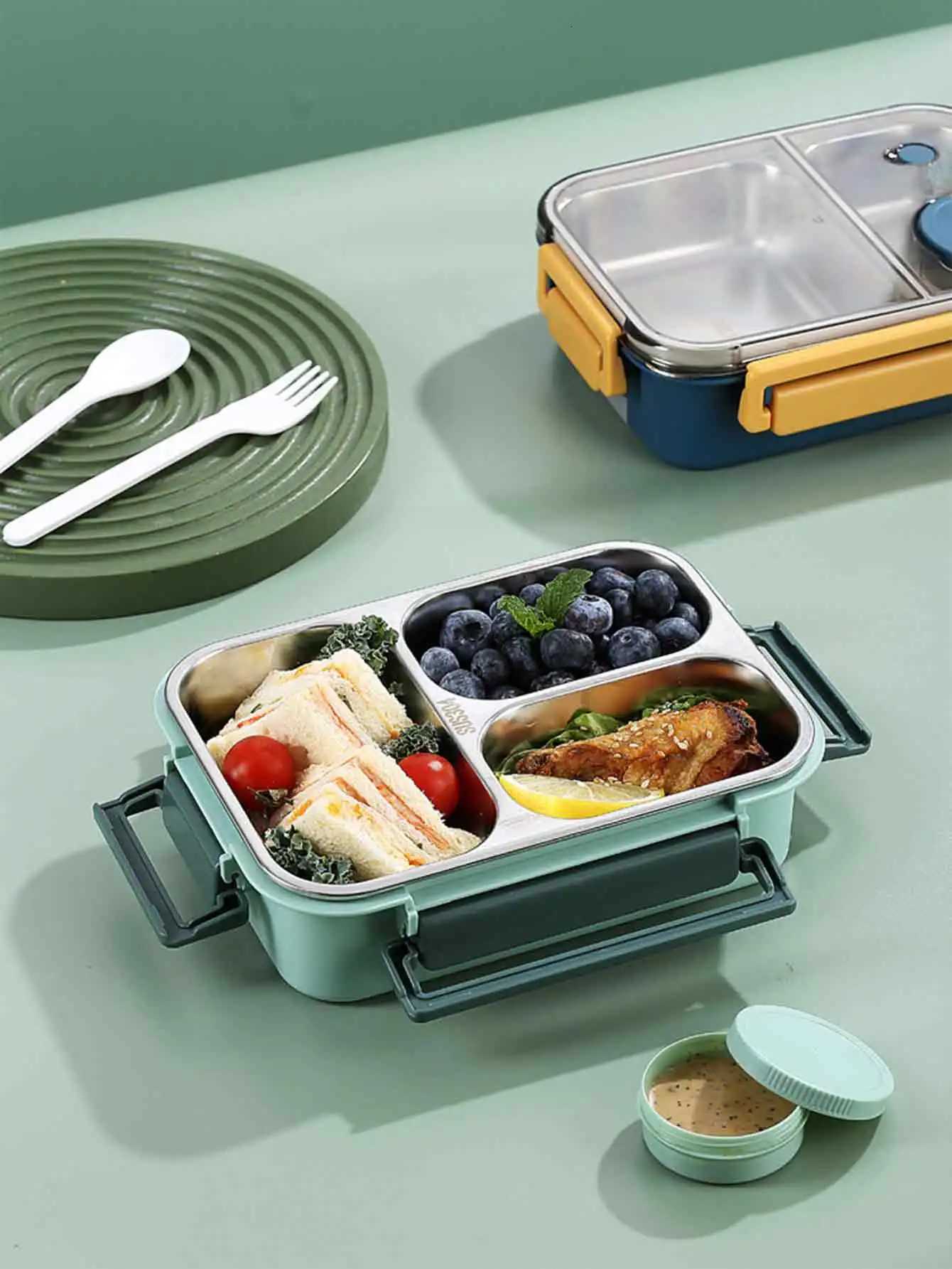 Microwave-safe leak-proof mti-cpartment plastic lunch box with dipping sauce container ideal for off workers H251213