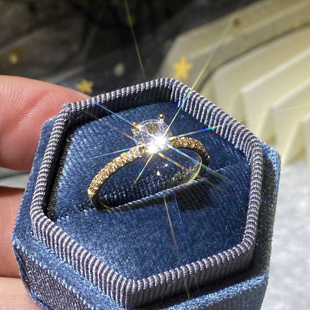 Huitan Classic 4 Claws Design Round Zirconia Women Wedding Engagement Rings 3 Colors Available Low-key Bridal Jewelry Hot Sale M251215