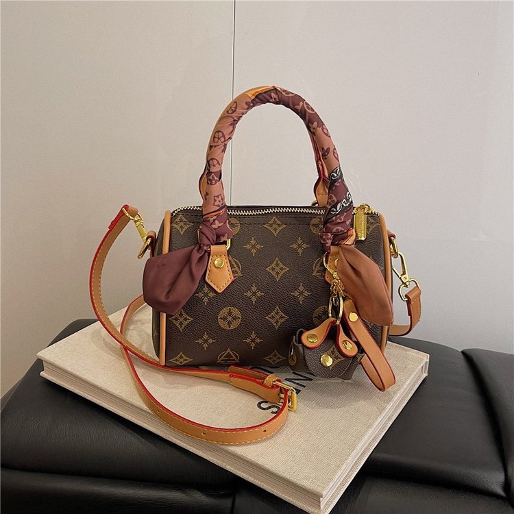 Free delivery designer shoulder bag Fashionable and minimalist handbag commuting shoulder bag