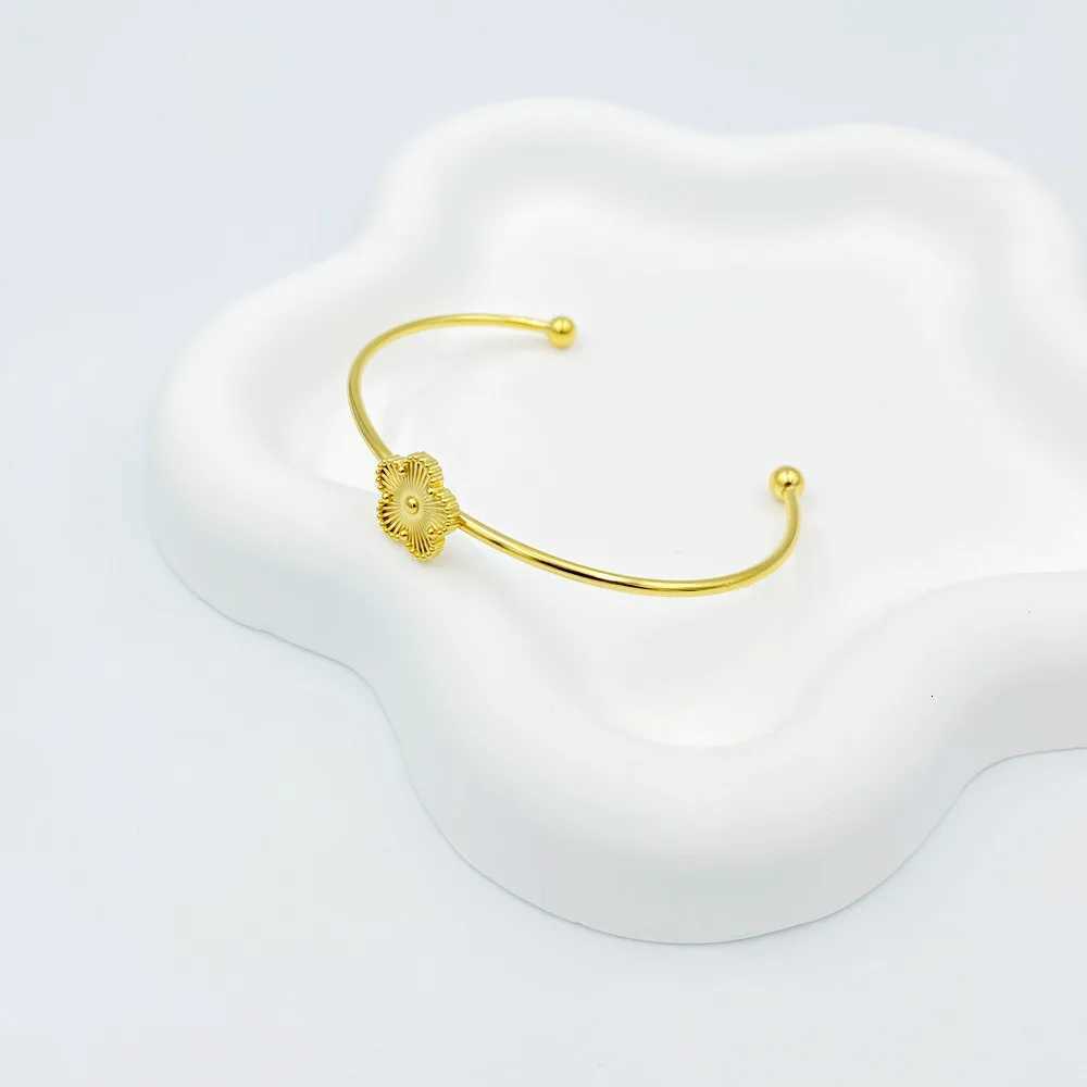 New Stainless Steel Five Flower Cuff for Woman Fashion Gold Plated No Fade Bangle Party Jewelry Accessories C r M251215