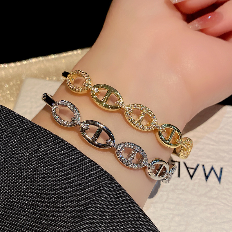 18k Gold-plated Zircon Diamond Designer Opening Bracelet for Women Hollow Alphablet Design Trendy Versatile Jewelry Factory Wholesale