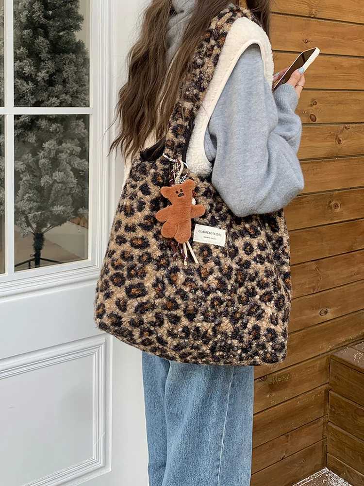 2025 autumn/winter new leopard print plush bag fashionable and casual shoulder bag womens daily commuting bagT251215