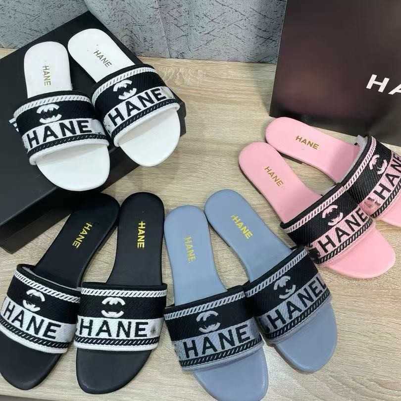 2025 Spring/Summer New Flat Slippers for Women Summer Fashion One-Strap Slippers T251212