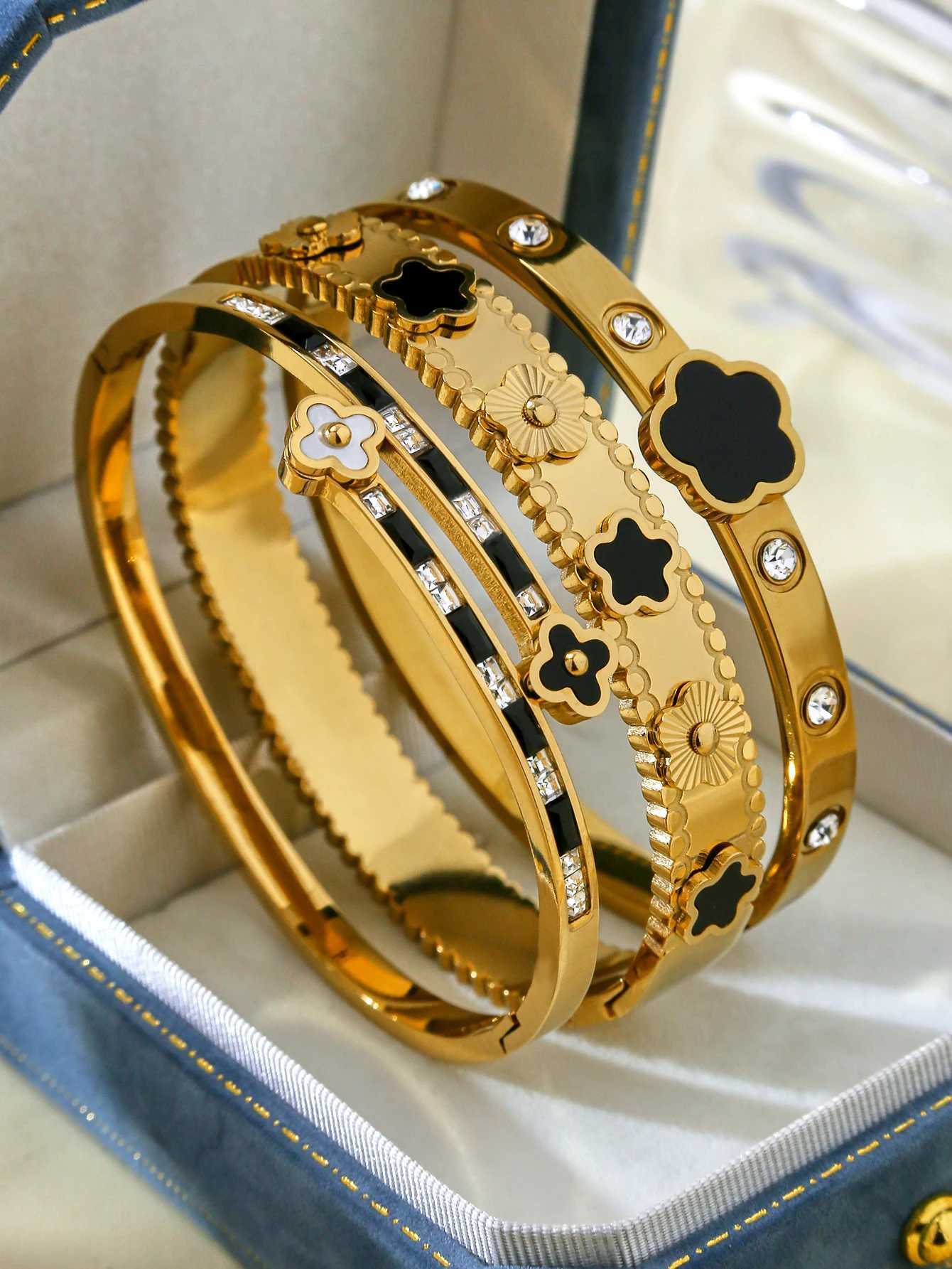 Elegant And Charming Luxury StainlESS Steel Five- C r Diamond FloweRBlack And White For Women M251215