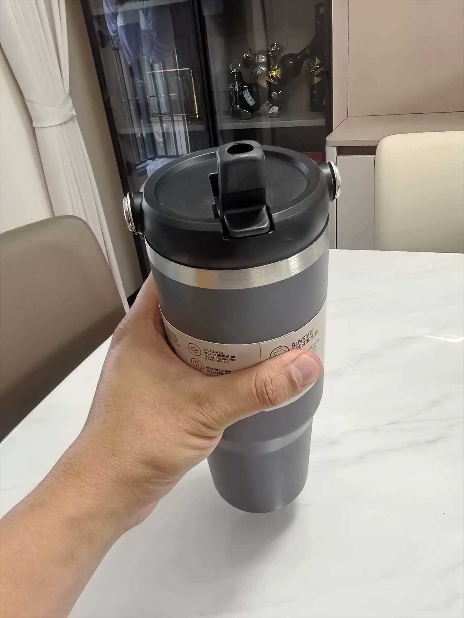 New 30-ounce vacuum straw double-layer insulated stainless steel sports water bottle suitable for holding hot and cold drinks H251215