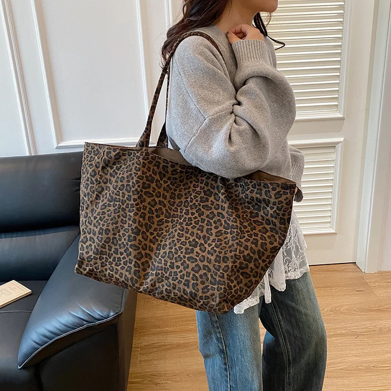 Fashionable Leopard Print Tote Bag Women Leisure and Commuting Shoulder Bag Large Simple Texture Storage Bag Casual Daily Use 251215