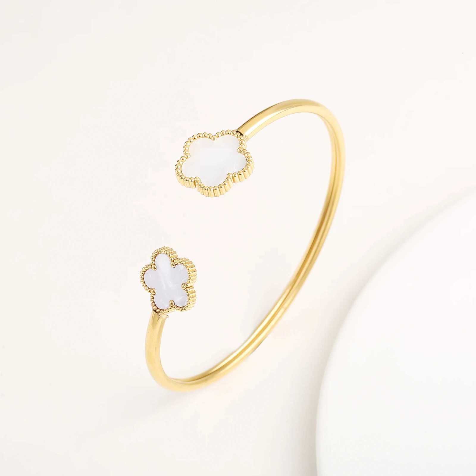 Stainless Steel New Five Flower Plum Blossom Plant For Womens Jewelry Temperament Hot Selling Accessory C r M251215