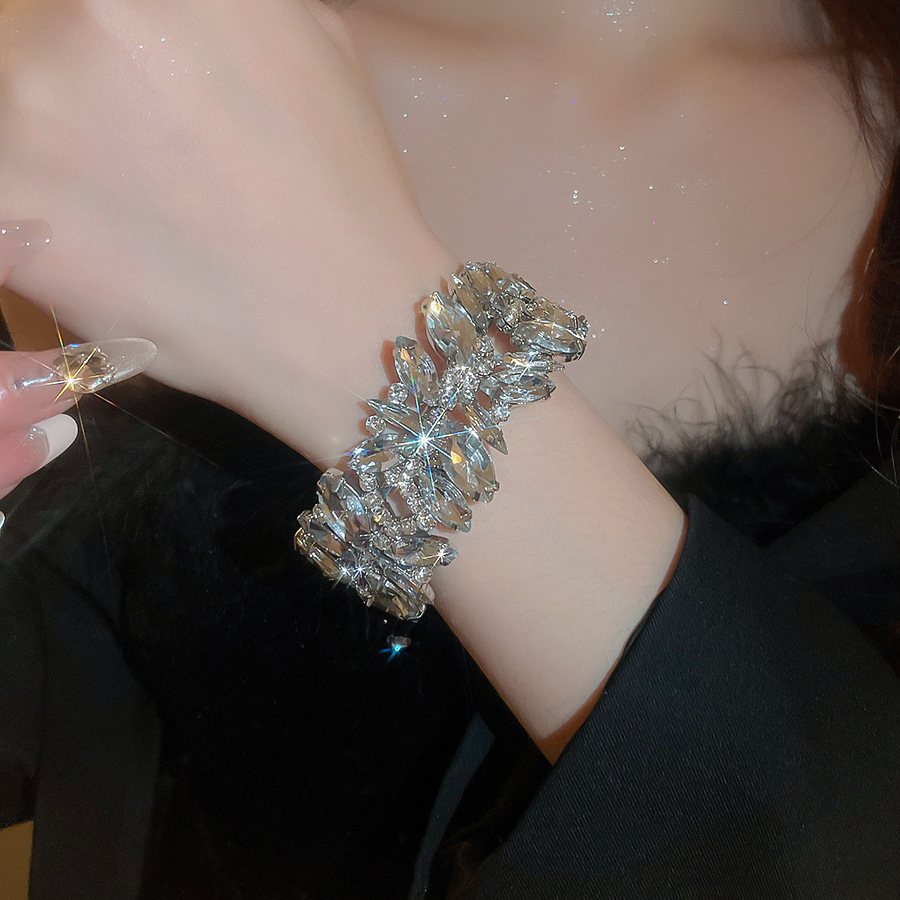 Inlaid Diamond Butterfly Open Minimalist Style Exquisite Elegant Niche High-end Feel Bracelet Light Luxury Temperament Versatile Jewelry - view 3