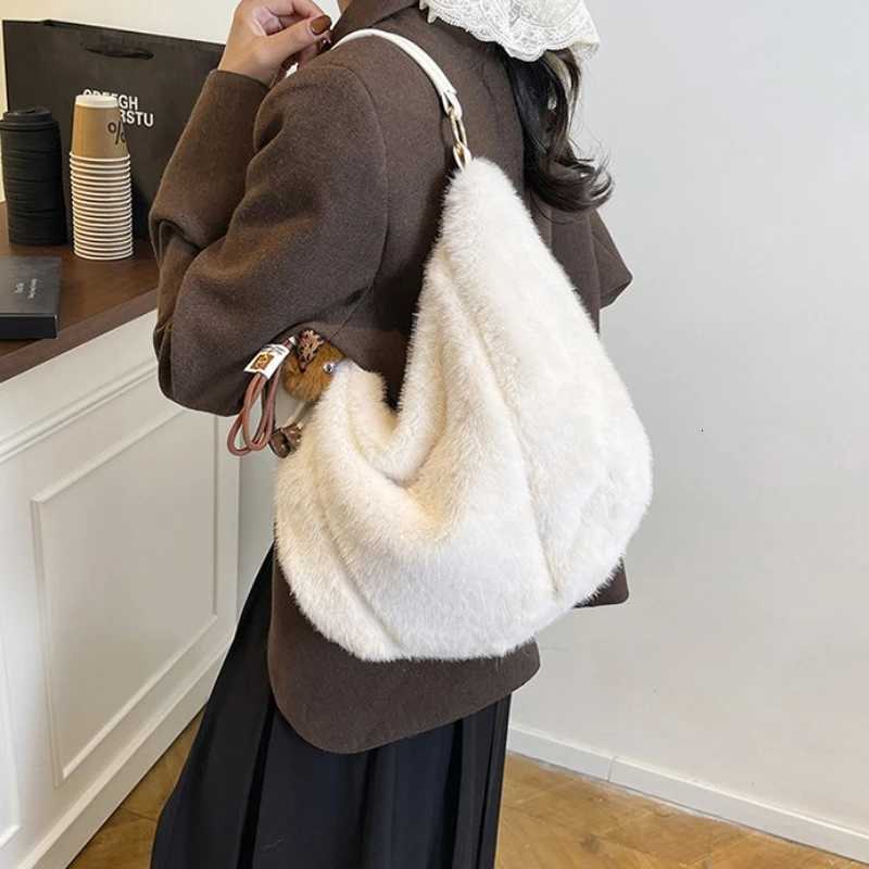 New Winter Versatile Commuting Shoulder Bags Women Large Capacity Furry Bucket Bag for Commute Texture and Simple Storage BagsT251215