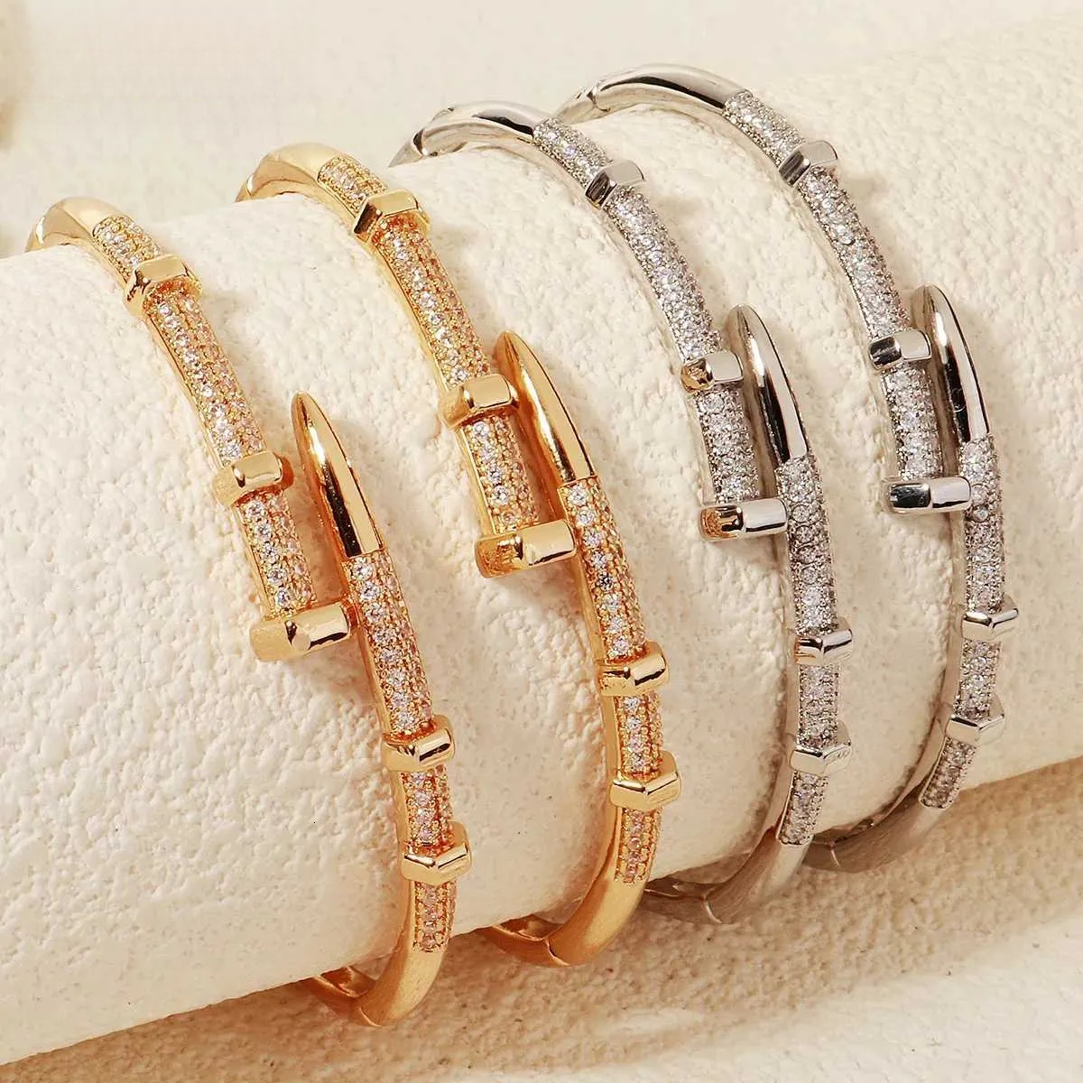 Designer Bracelet Luxury Jewelry Inlaid With Moissanite Decorative Nail Design Classic Eternal High End Accessories Fashion Valentine's Day