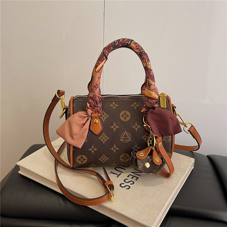 Free delivery designer shoulder bag Fashionable and minimalist handbag commuting shoulder bag