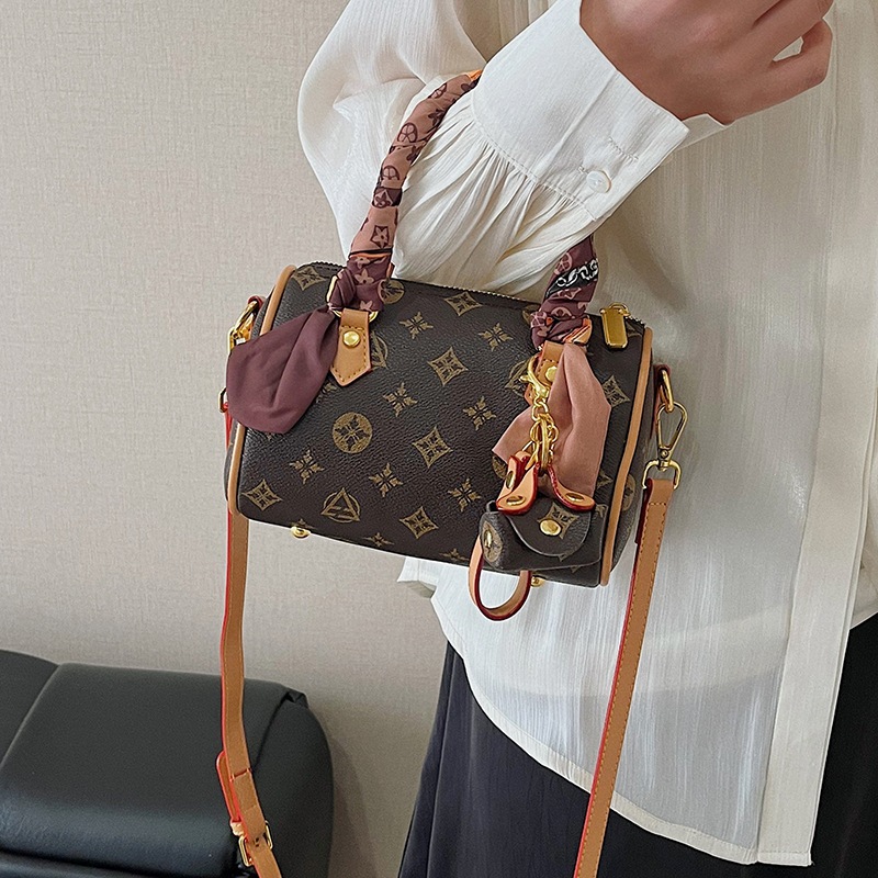 Free delivery designer shoulder bag Fashionable and minimalist handbag commuting shoulder bag