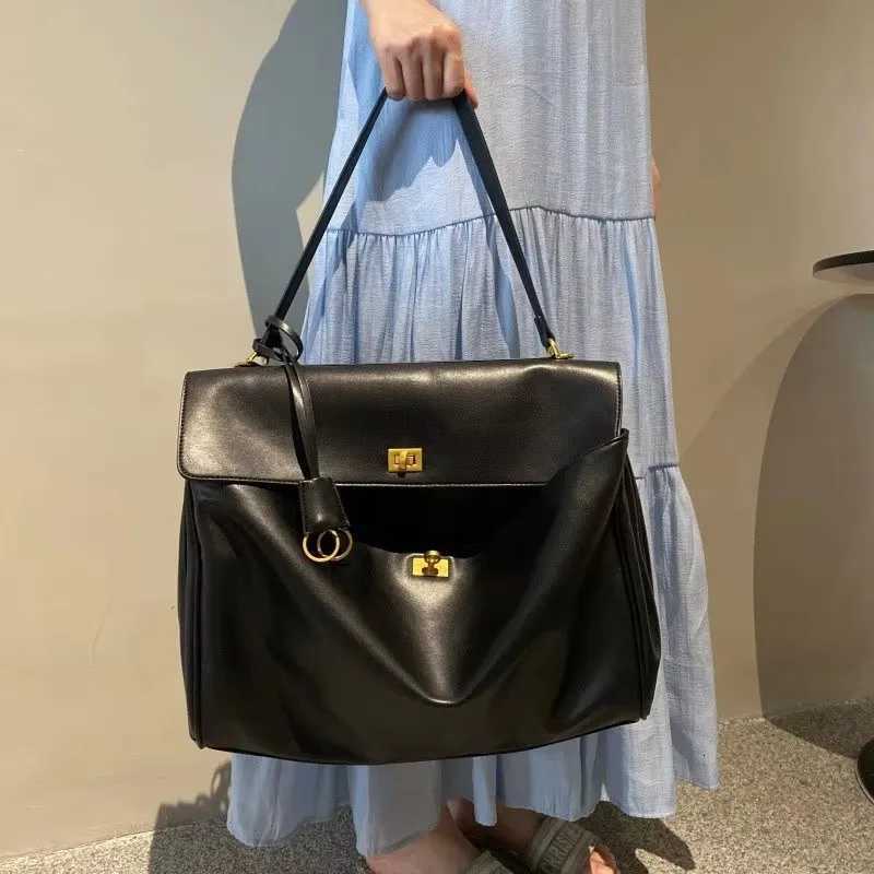 1pc Luxury Calfskin Woman Shoulder Bags Autumn Winter Genuine Leather Women Totes Fashion portable Gold Buckle Women HandBagsT251215