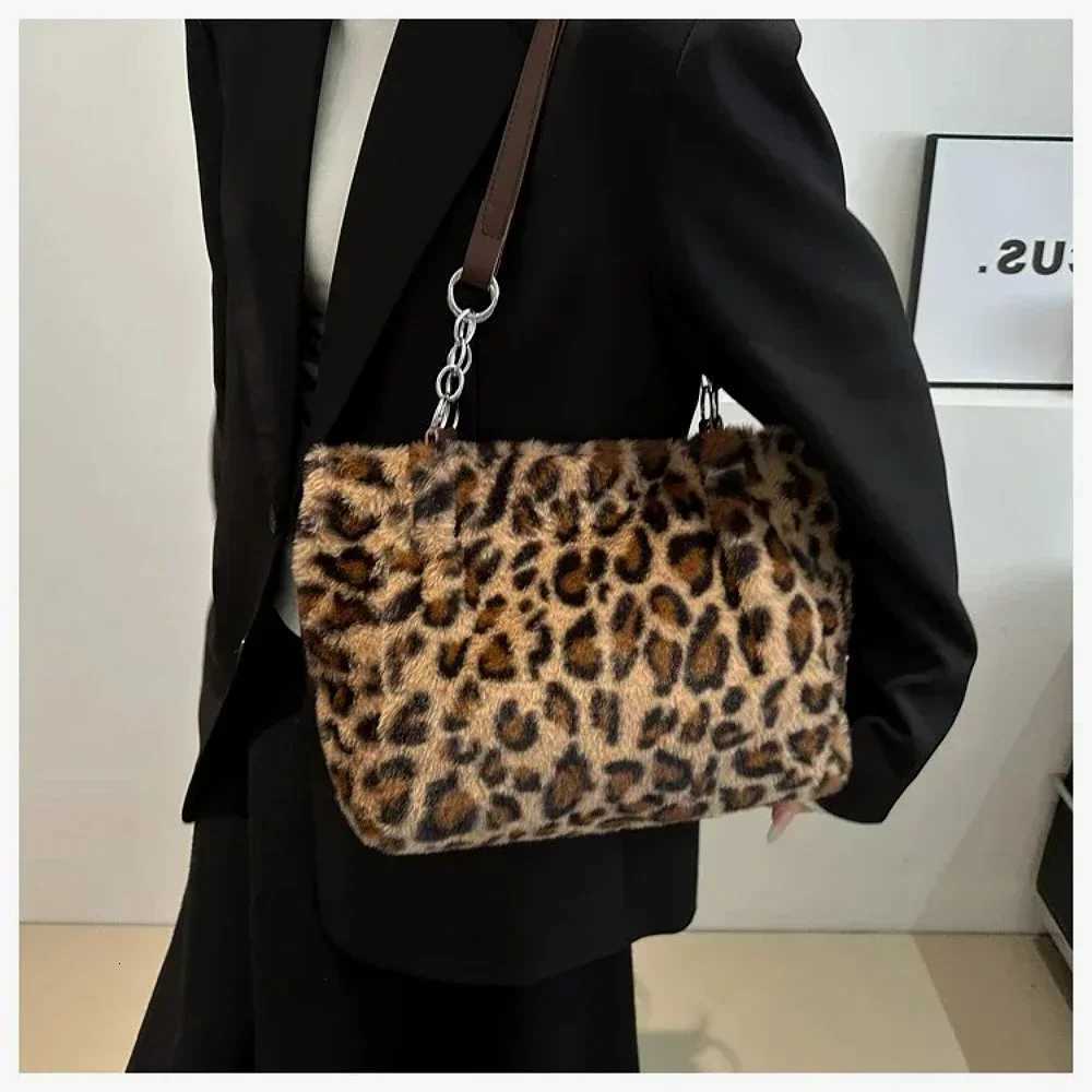 Winter Fashion Leopard Print Plush Womens Bags Are Versatile Casual Trendy Premium Texture Large Capacity Shoulder HandbagT251215