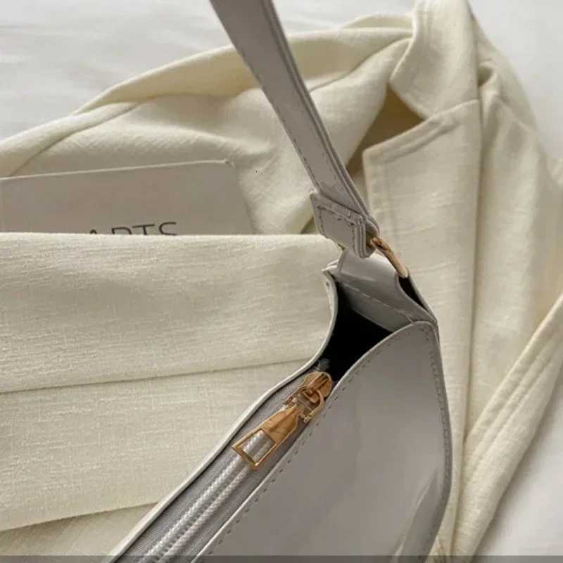 Womens Patent Leather Handbag Versatile Fashion Shoulder Casual Commuting Bags Girl Brand Designer Zipper Handbag Korean 2025T251215