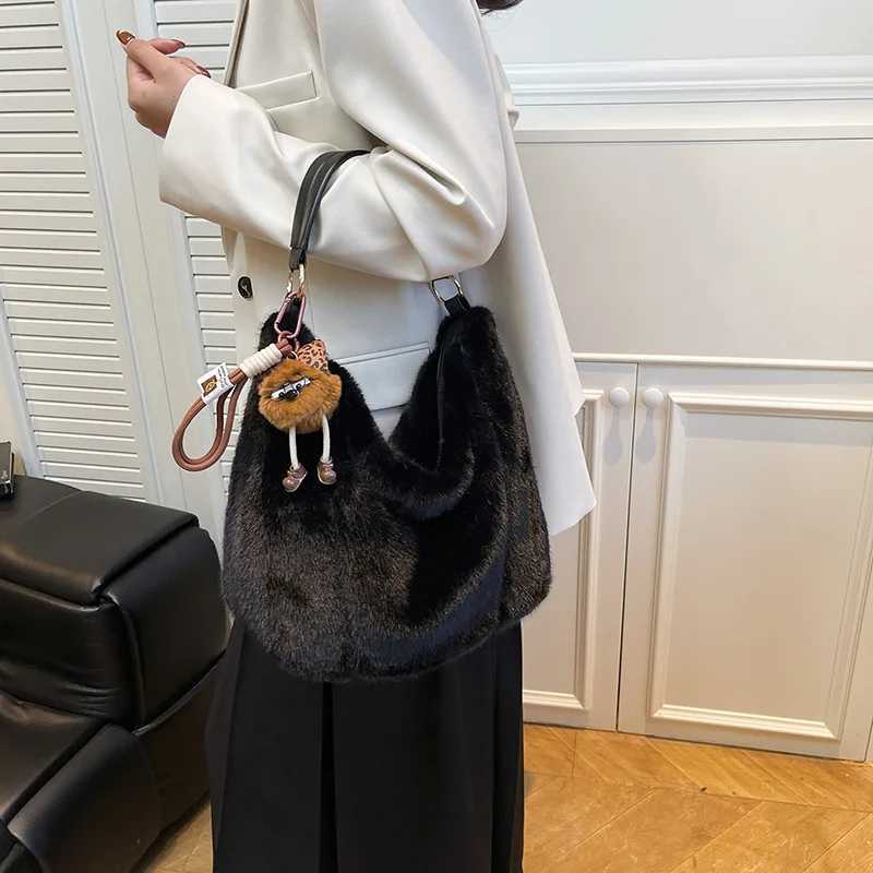 New Winter Versatile Commuting Shoulder Bags Women Large Capacity Furry Bucket Bag for Commute Texture and Simple Storage BagsT251215