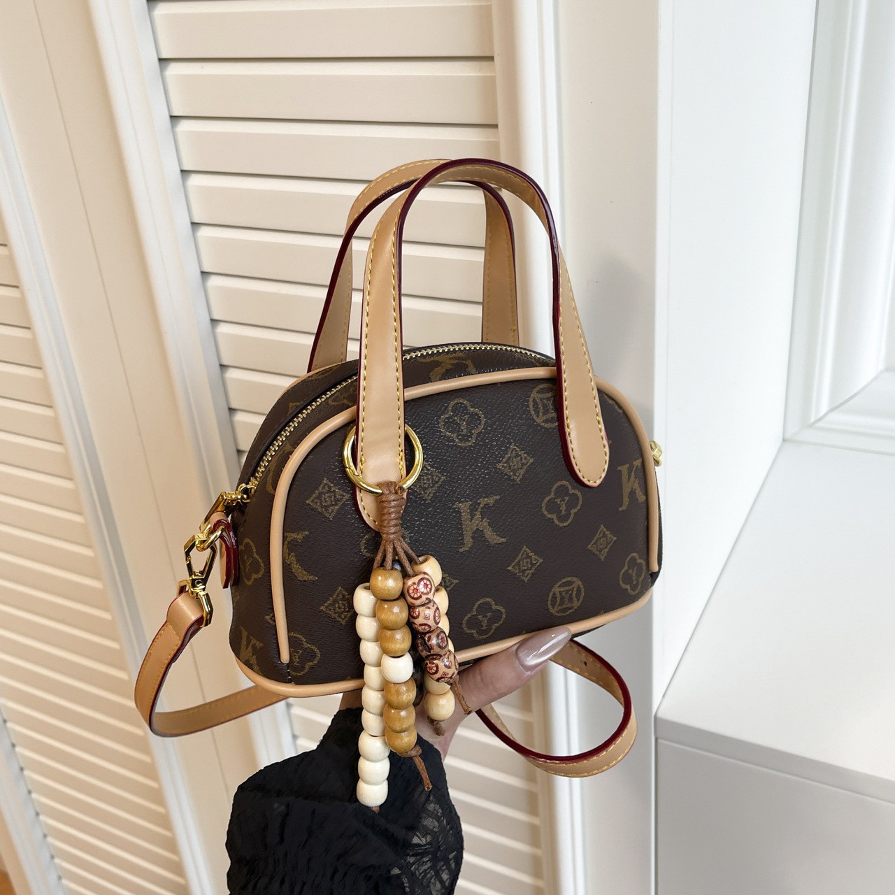 new Free delivery designer shoulder bag Fashionable women's handbag with simple design for commuting shoulder bag