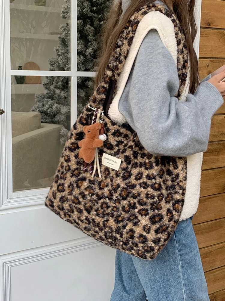 2025 autumn/winter new leopard print plush bag fashionable and casual shoulder bag womens daily commuting bagT251215