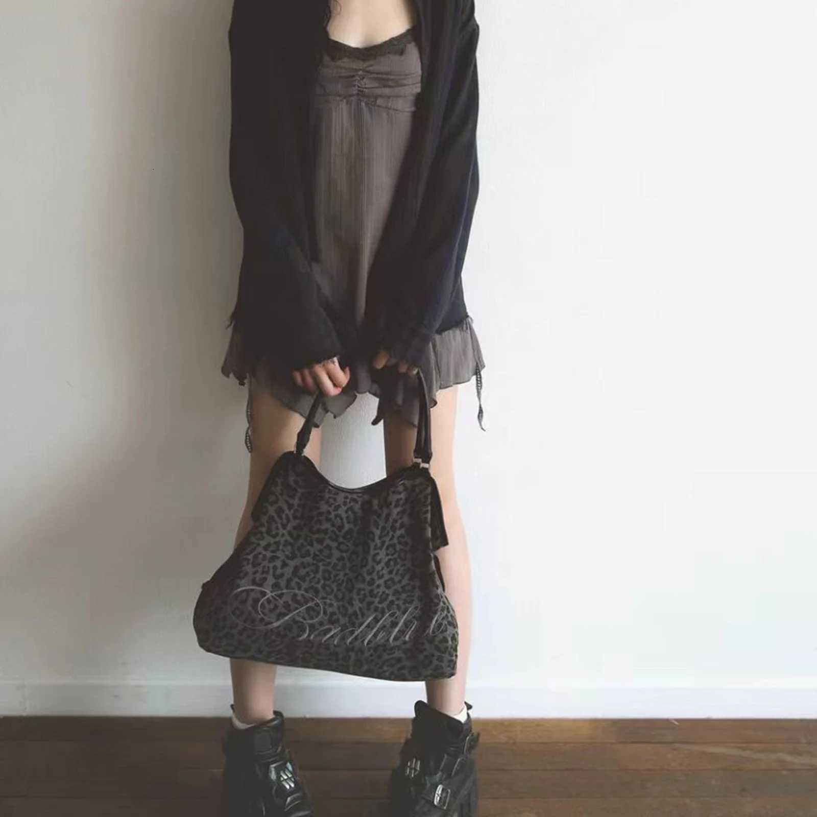 Leopard Print Underarm Bag for Women Retro Shoulder Bag with Star Pendent Large Capacity Tote Handbag for Work Travel Daily UseT251215