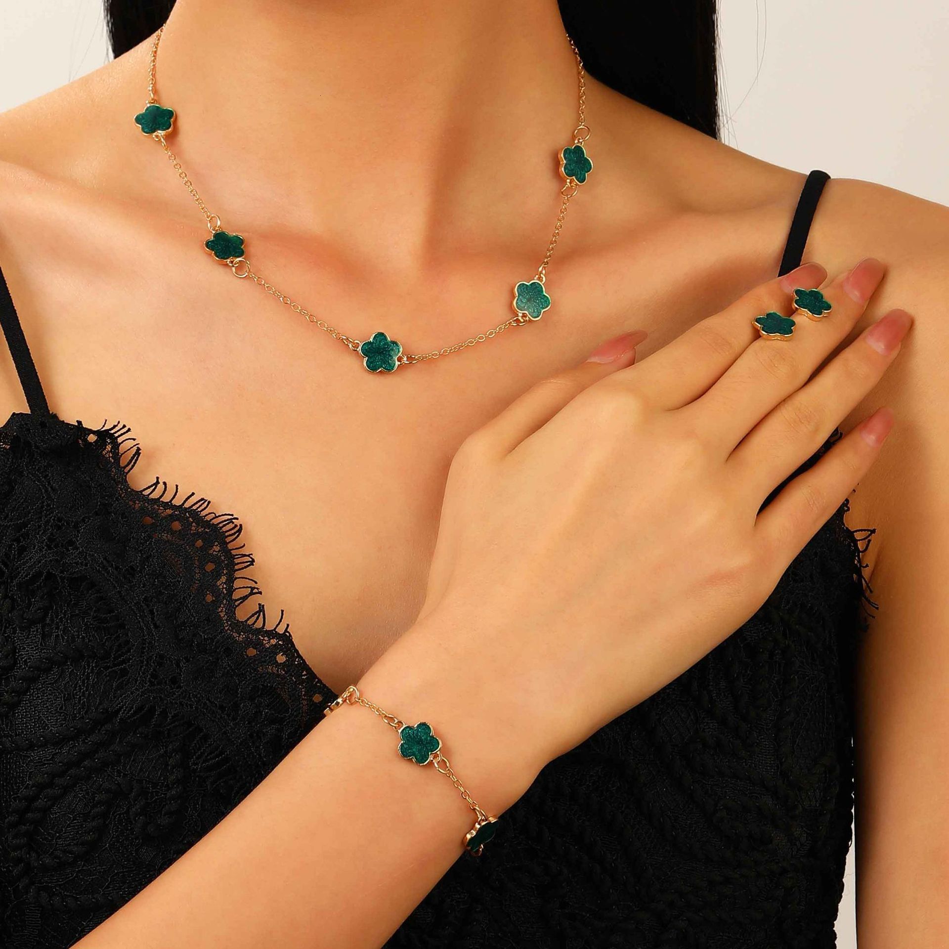 Designer Necklace Luxury Bracelet Five Leaf Flower Earrings Women's Jewelry High-end Accessories Fashion Niche Valentine's Day Gift Set