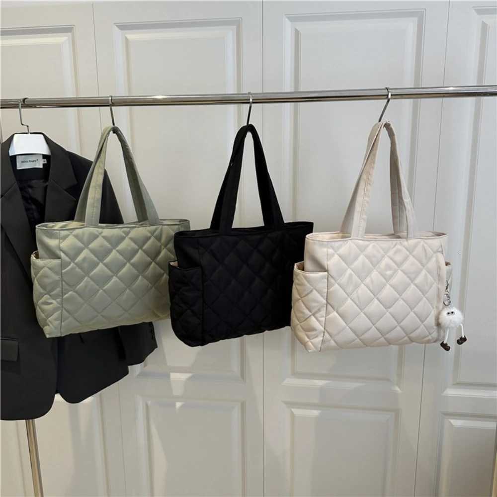 Fashionable Quilted Tote Bag with Cute Plush Bag Decoration Autumn Leisure Large Capacity Handbag Daily Commuting Shoulder BagT251215