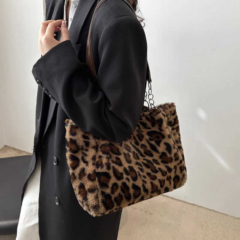 New Leopard Print Fur Bags Women Fashion Portable Faux Fur Handbags Winter Soft Warm Bag Girls Fluffy Large Capacity Tote PurseT251215