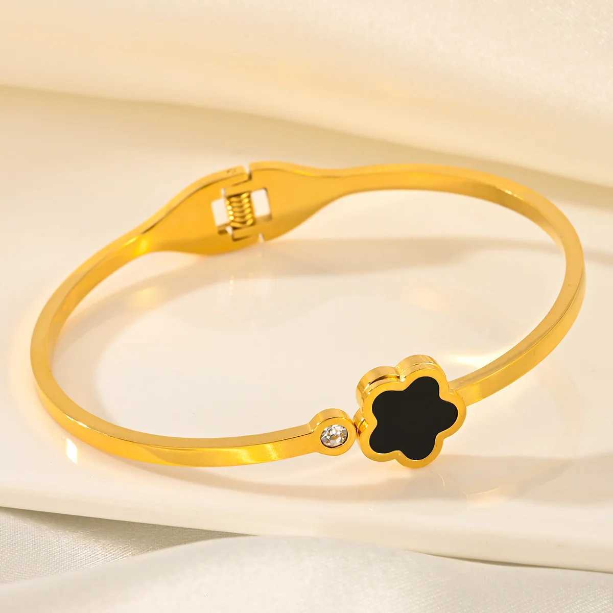 Simple Stainless Steel White Shell Five Flower Bangle Classic C r Wrist Jewelry Luxury For Woman Party Jewelry C r M251220
