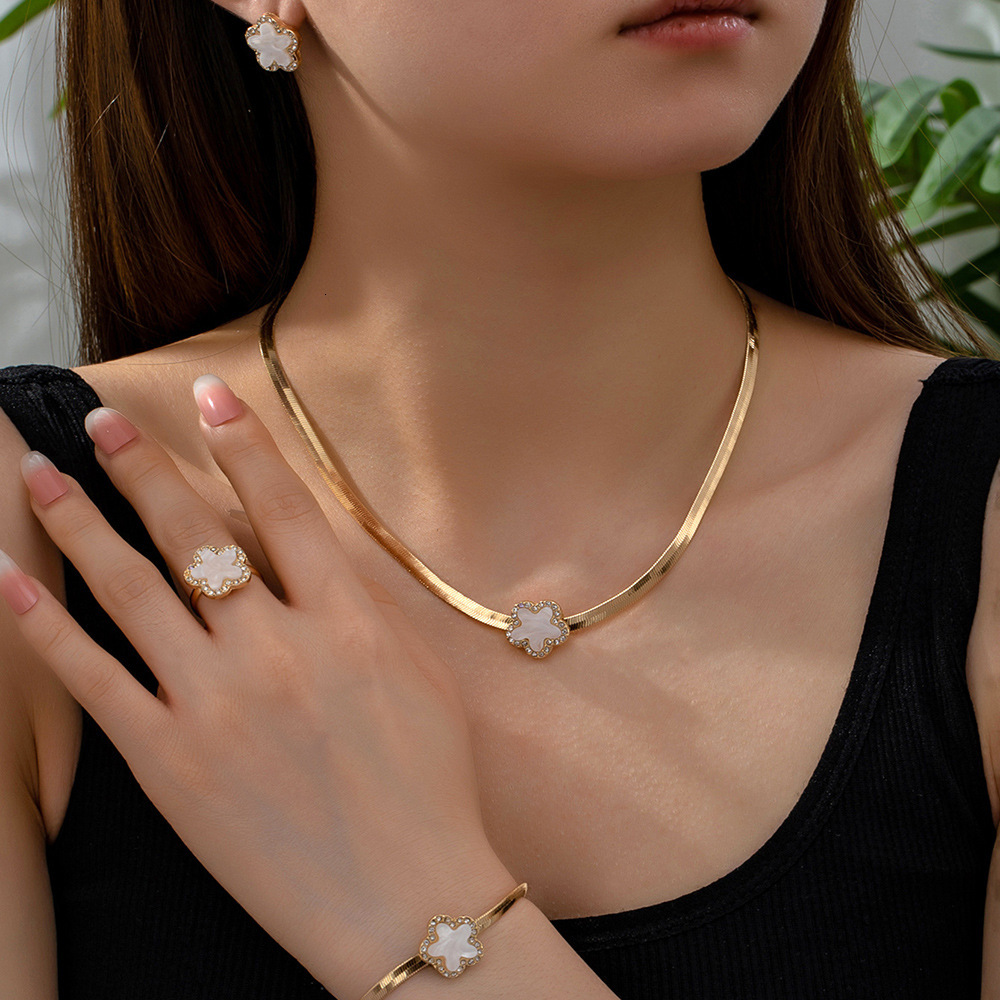 Designer Necklace Celebrity Style Flower Vintage Fashion Elegant Bracelet Earrings Luxurious Jewelry Ring Set