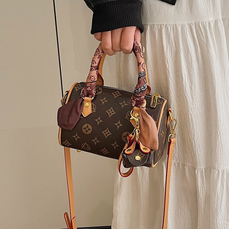 Free delivery designer shoulder bag Fashionable and minimalist handbag commuting shoulder bag