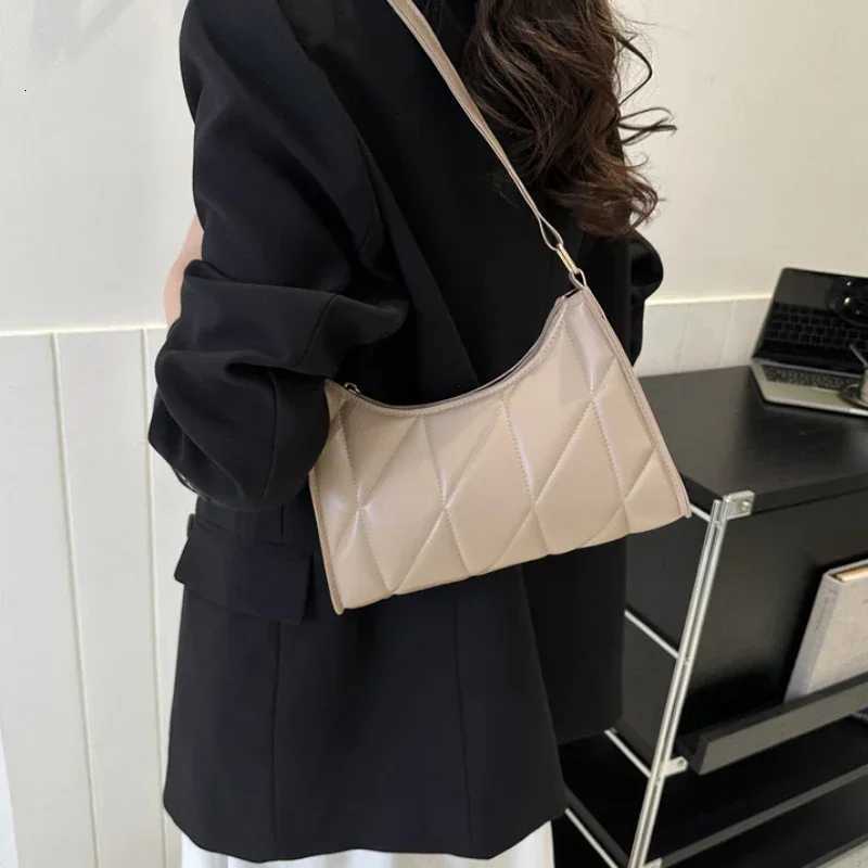 Trendy Women Shoulder Bag PU Leather Underarm Bag Solid Color Handbags Leisure Commuting Small Handle Bags Fashion Zipper ClutchT251215