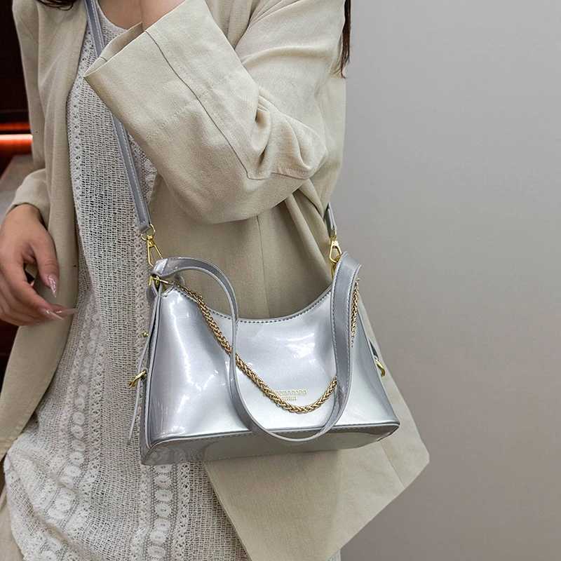 Elegant Womens Leather Classic Crossbody Shoulder Tote Bag Designer Fashion Handbag For Daily Modern Looks M251216