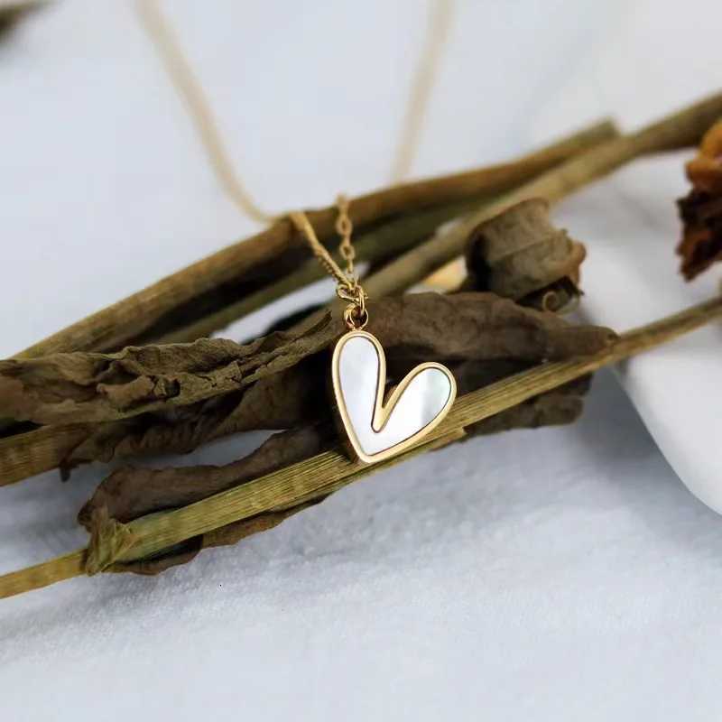 ANENJERY L316 Stainless Steel White Shell Heart Pendant Necklace for Women Dainty Simple Tender Clavicle Chain Jewelry Gift M251216