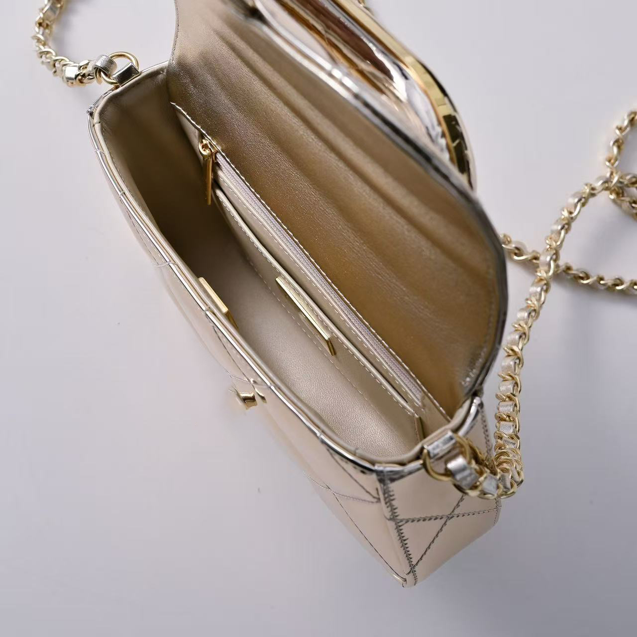 10ALuxurious 25K Baguette Style Purse - Fashionable High-Gloss Material with Secure Zipper