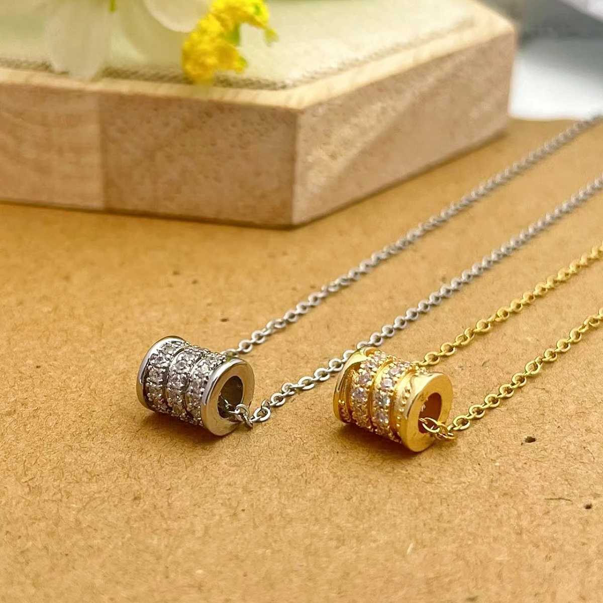 Luxury High Feeling Womens Fashion Necklace Copper Micro Zirconia Niche Pendant Light Luxury Simple Accessories M251216