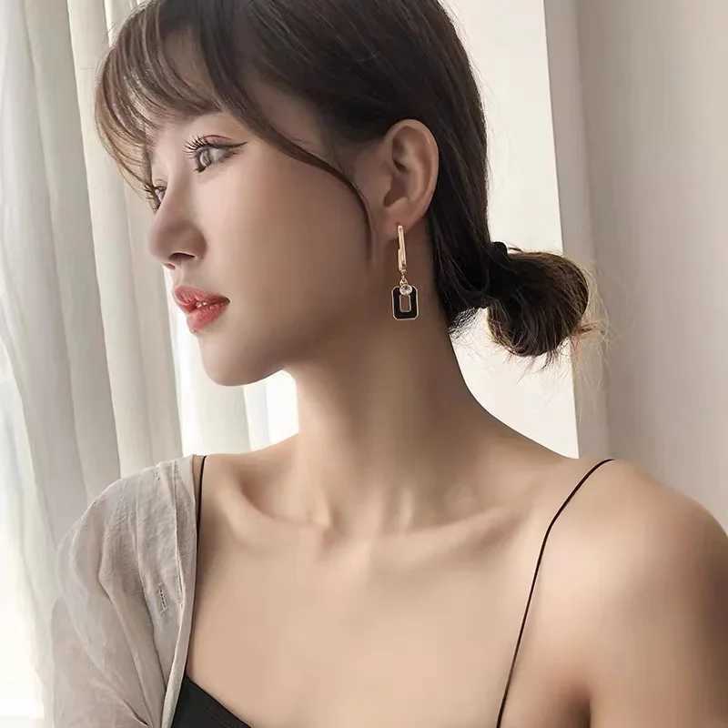 2024 New Design Asymmetric Geometric Black Square Pendant Metal Long Earrings Fashion Classic Jewelry for Party Womans Earring G251216