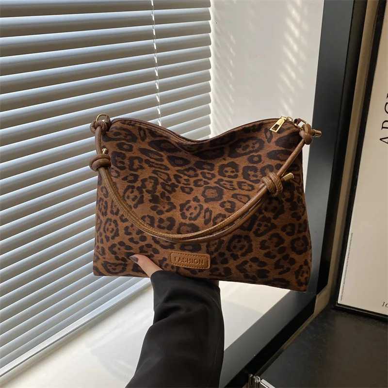 Autumn Winter New Large Capacity Womens Bags Fashion Leopard Print Tote Premium Texture Versatile Commuting Shoulder Armpits M251216