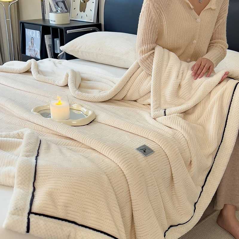 White Knitted Velvet Throw Blanket Soft Skin-Friendly Warm Fleece Bedspread All-season Multipurpose Quilted Blanket for Nap Sofa H251216 - view 3
