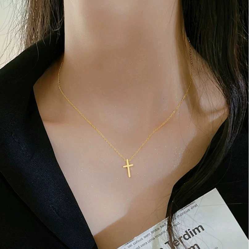 Cute 18K Gold Plated Necklace Stainless Steel Cross Charm Pendant Necklace for Women M251216