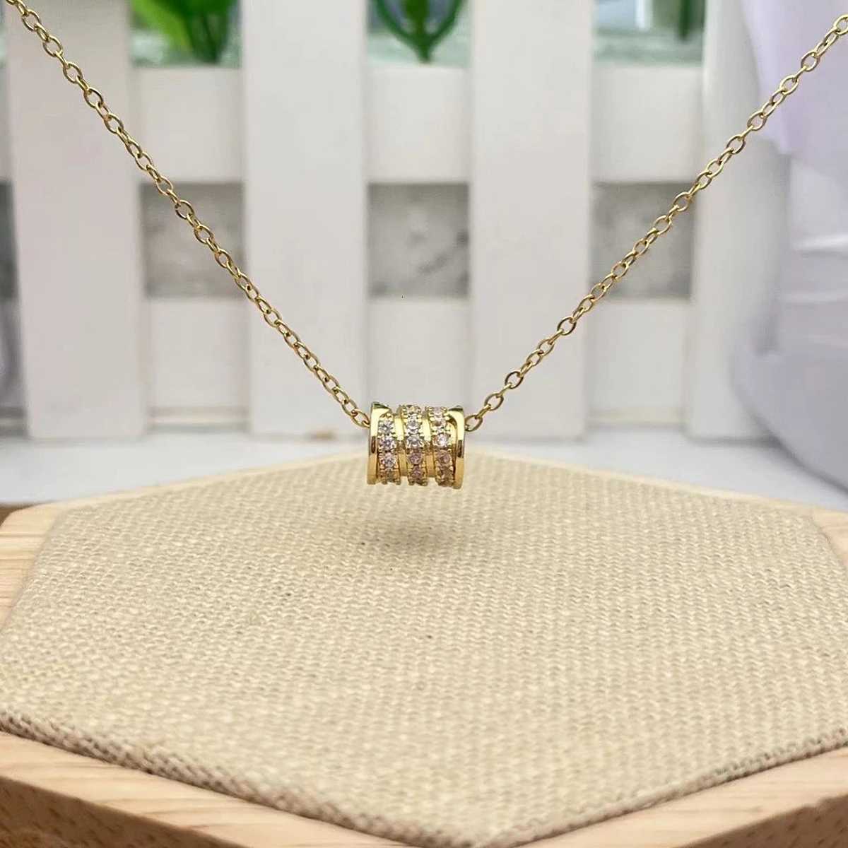 Luxury High Feeling Womens Fashion Necklace Copper Micro Zirconia Niche Pendant Light Luxury Simple Accessories M251216