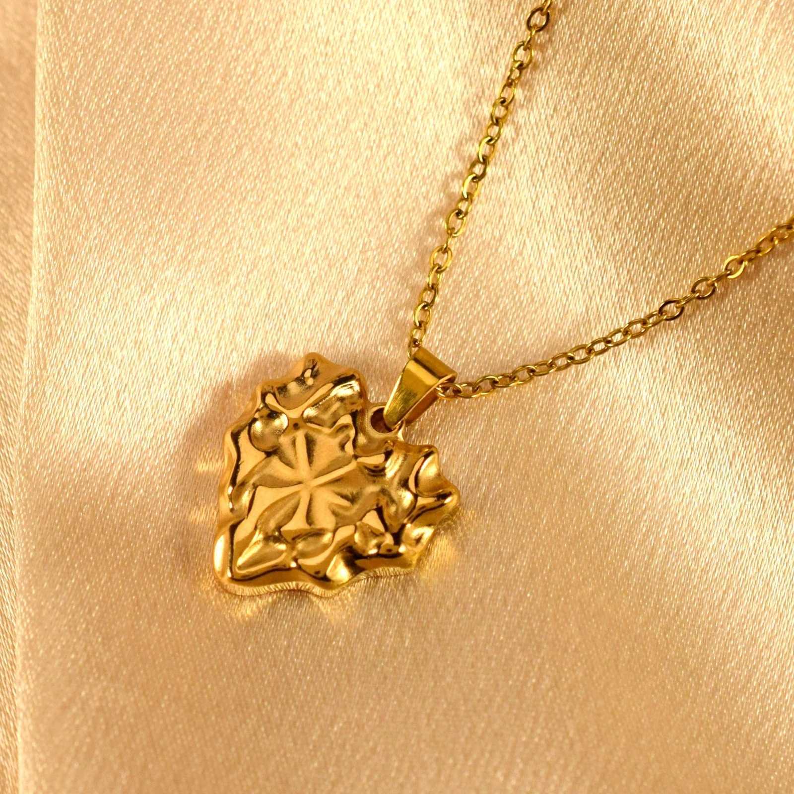 Gold Plated Stainless Steel Necklace Solid Hammer Pattern Heart Pendant Jewelry Accessory M251216