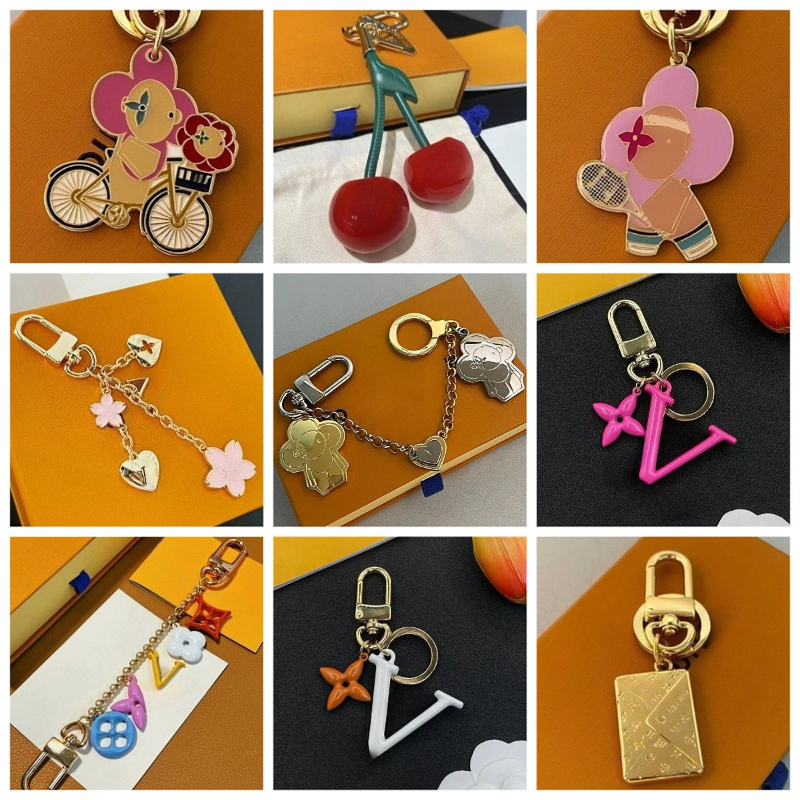 Luxury Brand Keychains Designers Keychains Bag Charm Car Key Holders for Men and Women Keyring Bags Pendant High Qualtiy Couple Gift