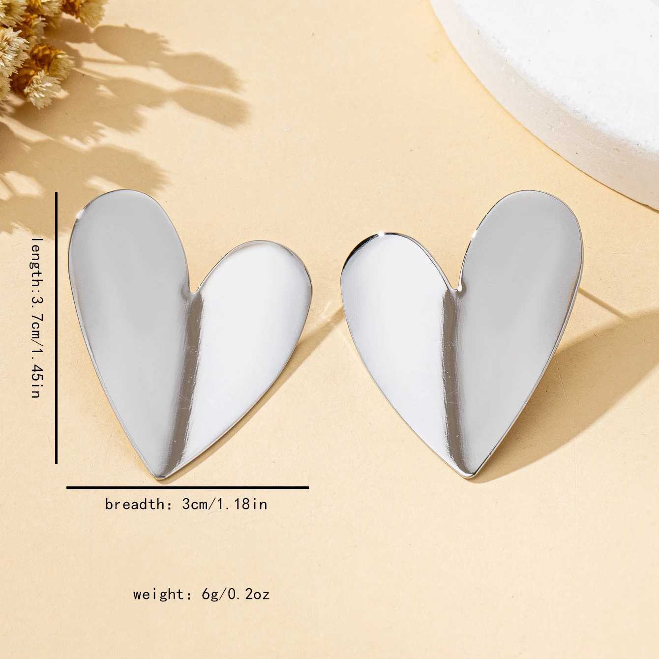 A Pair of Womens Earrings Smooth Irregular Heart-Shaped Earrings Suitable for Daily Wear and Vacation Wear G251216