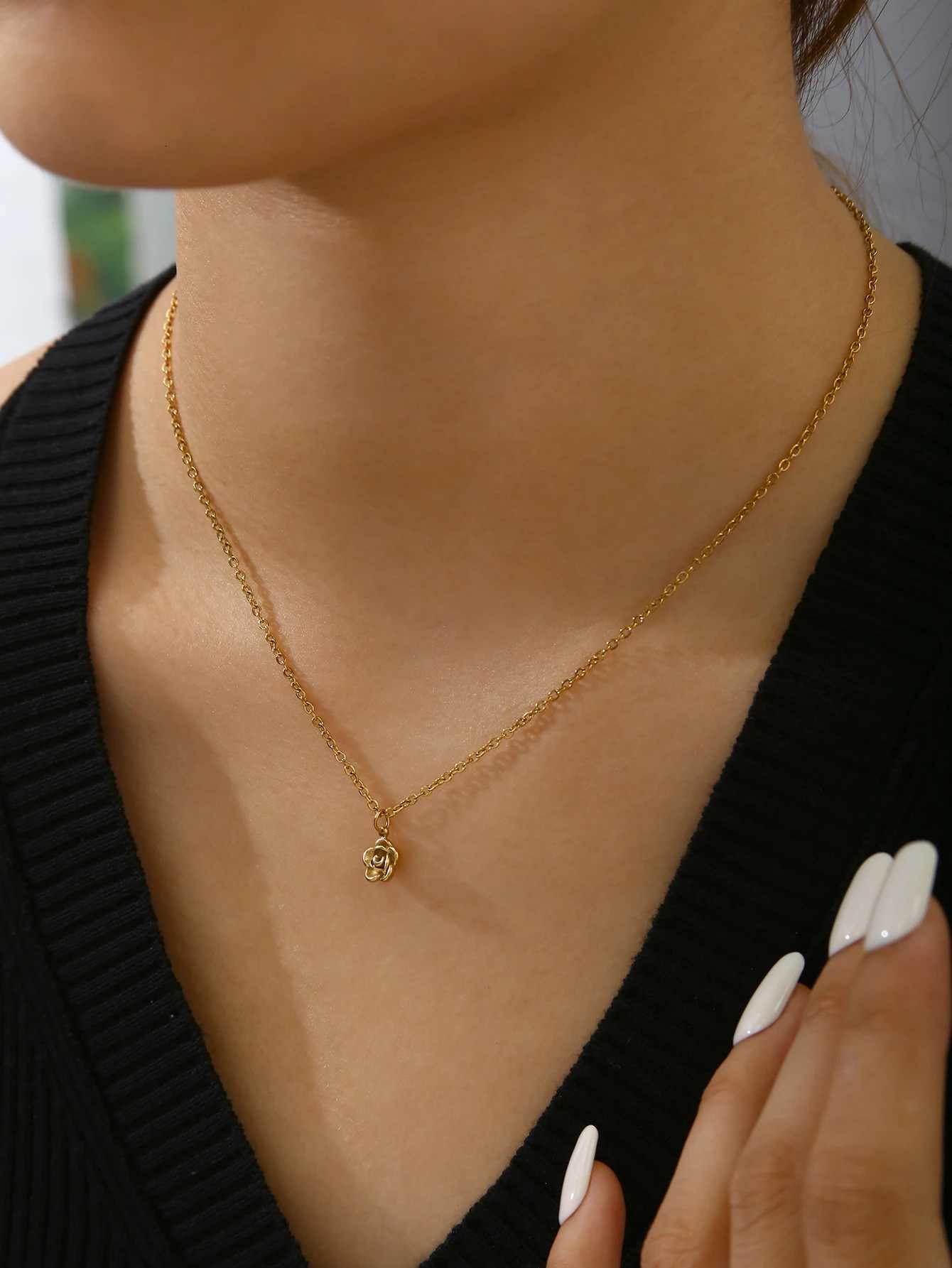 Exquisite Small Temperament Fashion Simple Stainless Steel 18K Gold-Plated Small Flowers Rose Camellia Pendant Necklace WomenS M251216