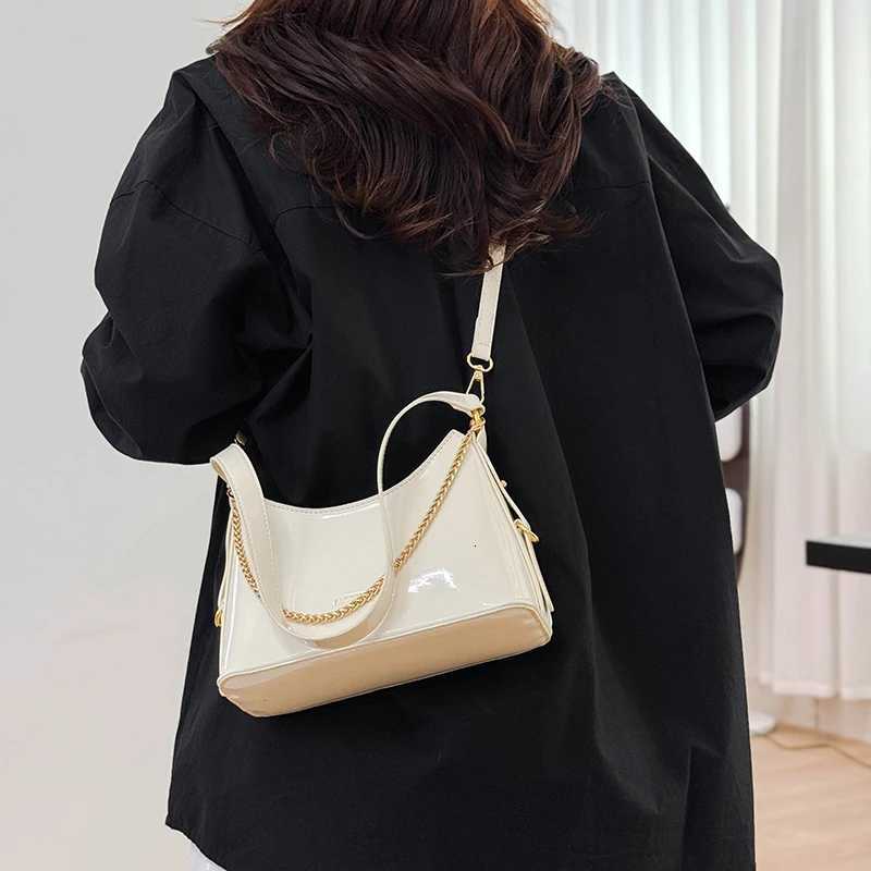 Elegant Womens Leather Classic Crossbody Shoulder Tote Bag Designer Fashion Handbag For Daily Modern Looks M251216