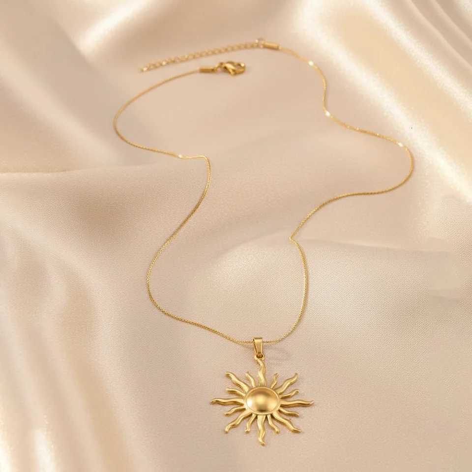 DOTIFI Fashion Sunflower Pendant Necklace Womens Sophisticated Light Luxury Stainless Steel Elegant Commuter Collarbone Chain M251216