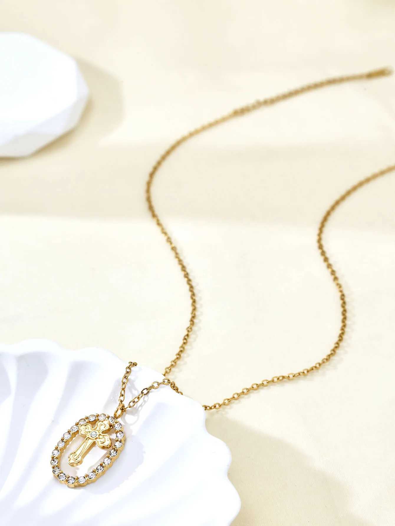 Vintage Elegant Charm Temperament Stainless Steel With Diamonds Hollow Oval Inlaid Cross Pendant Collarbone Chain Female M251216