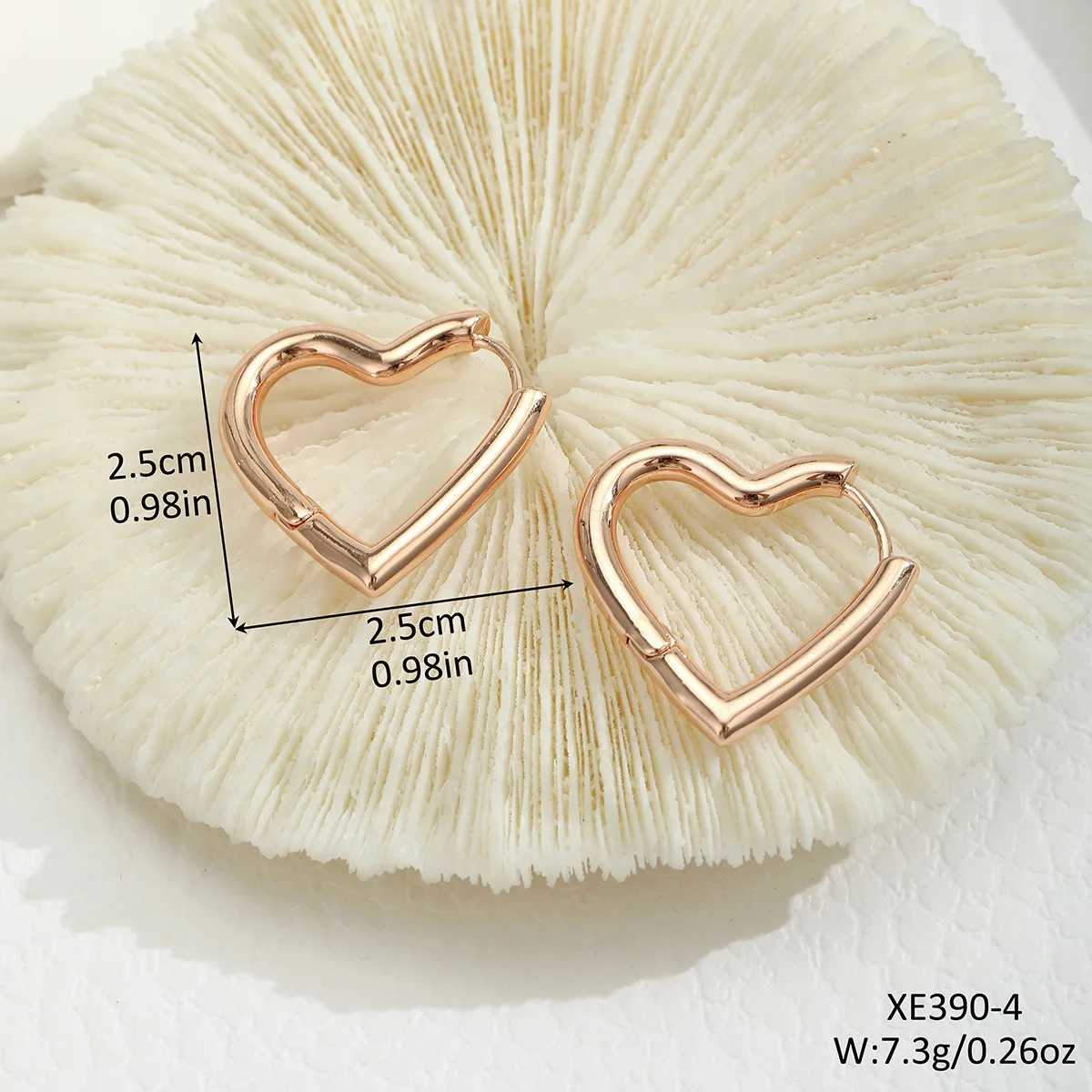 European and American Fashion Creative Design Heart Earrings Personalized Simple Elegant Cut Out Heart-Shaped Earrings G251216