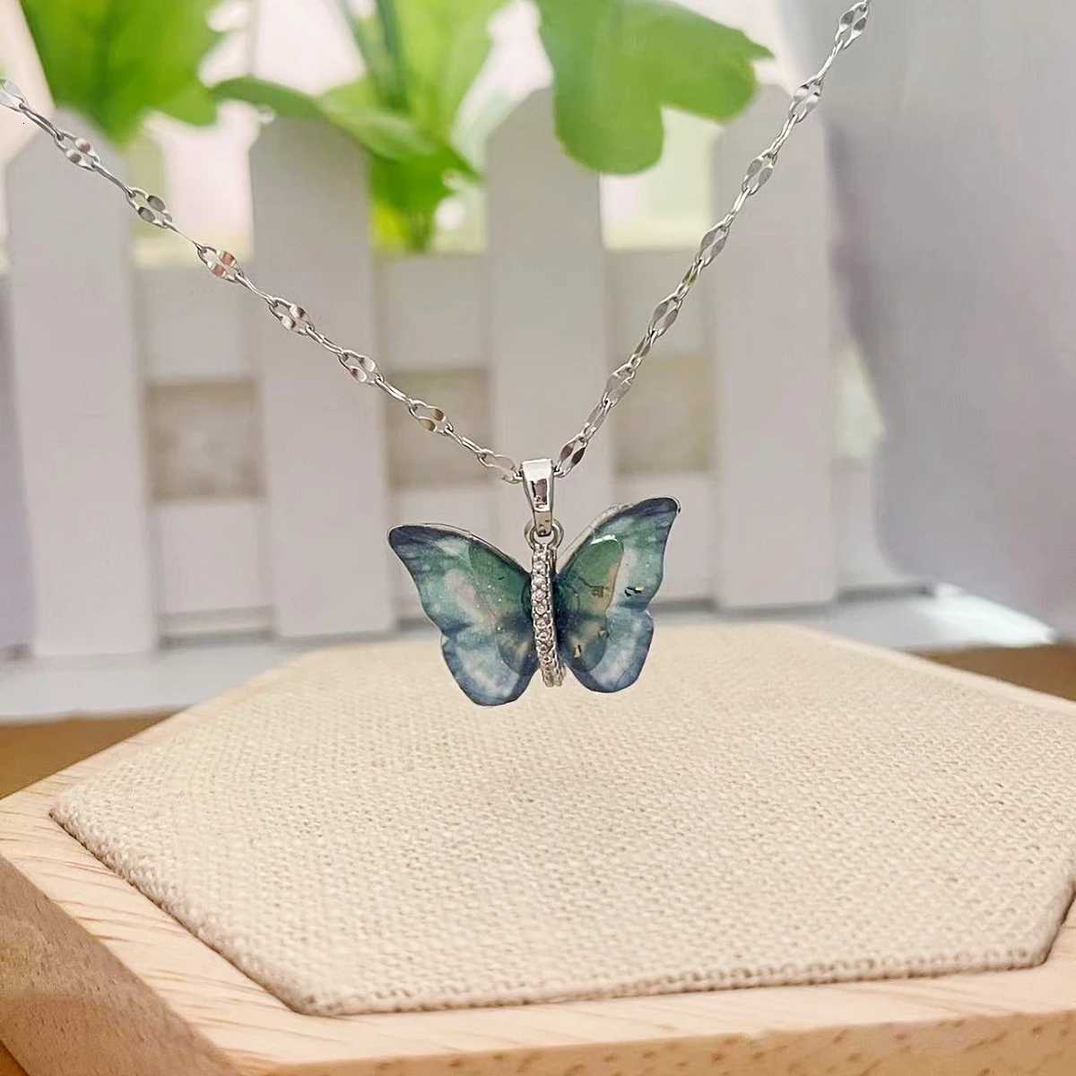 1pcs High End feeling light luxury zircon gradient colorful butterfly fashion simple personality necklace M251216