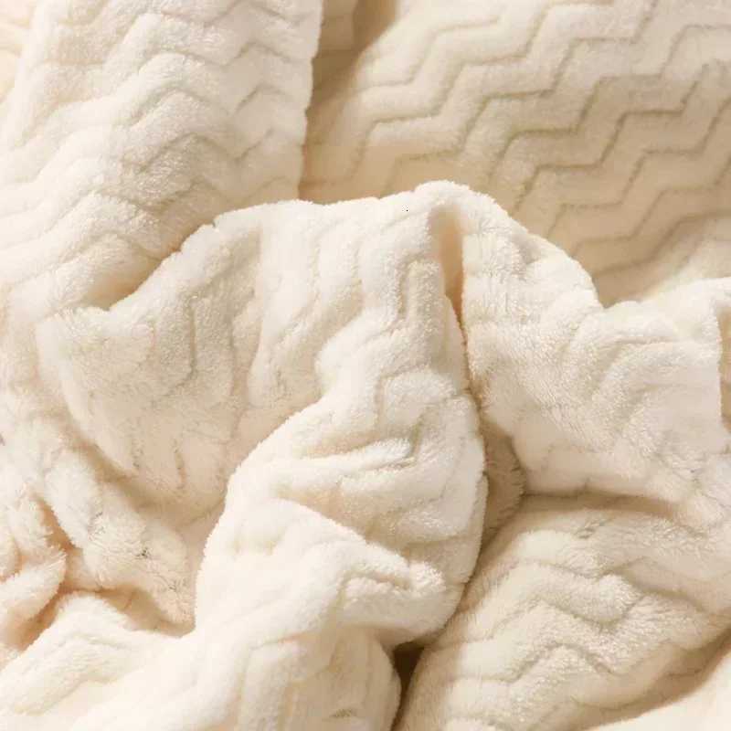 Milk Fleece Autumn Winter Warm Weighted Blankets for Beds European Thickened Beibei Velvet Throw Blanket Warmth Quilt Comforter H251216 - view 6